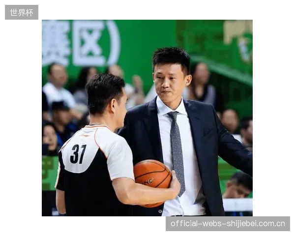 周鹏若重返广东,其领导力和防守智慧将极大弥补球队锋线的短板。 周鹏若重返广东,其领导力和防守智慧将极大弥补球队锋线的短板。